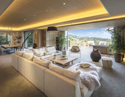 リビング<BR>パノラマに大きく開かれた窓