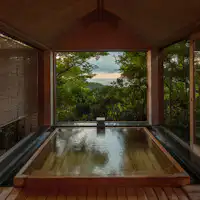 Lantai 1: Mata air panas alami dengan pemandangan yang indah.