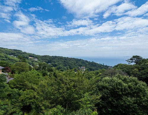 海を望み、森に囲まれ、風を感じる地。