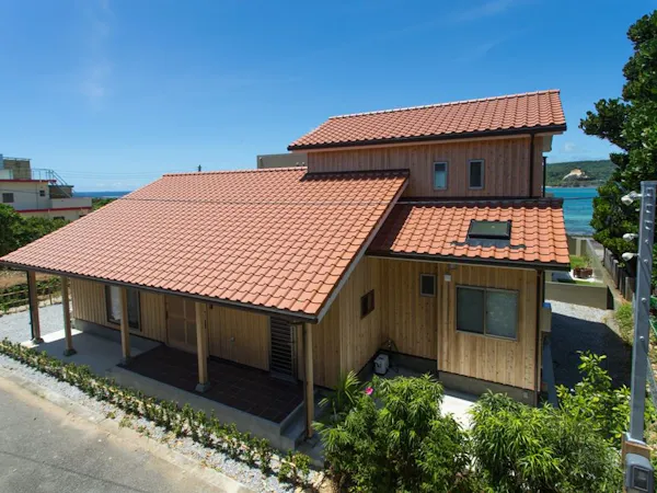 自然ビーチまで徒歩1分!モダン琉球建築の別邸(135平米)を一棟貸切。無料貸出多数!