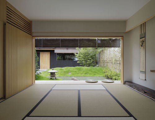 和室から中庭を臨む