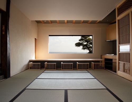 和室より海を臨む