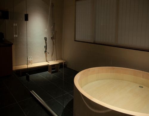 2階檜風呂とシャワーブース