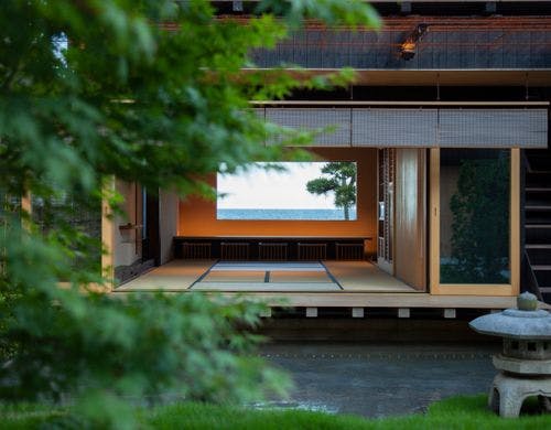 一階客室和室を中庭から臨む