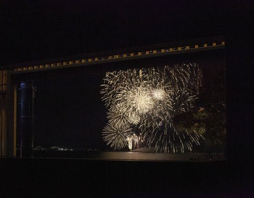 夏の鎌倉花火大会を部屋から臨む