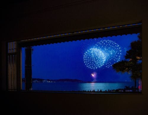 夏の鎌倉花火大会を部屋から臨む