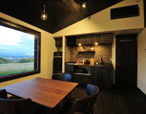 ダイニングセットとキッチン