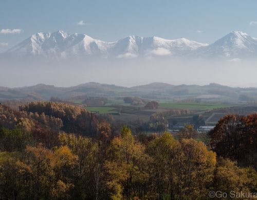 晩秋のシュカブラの窓から