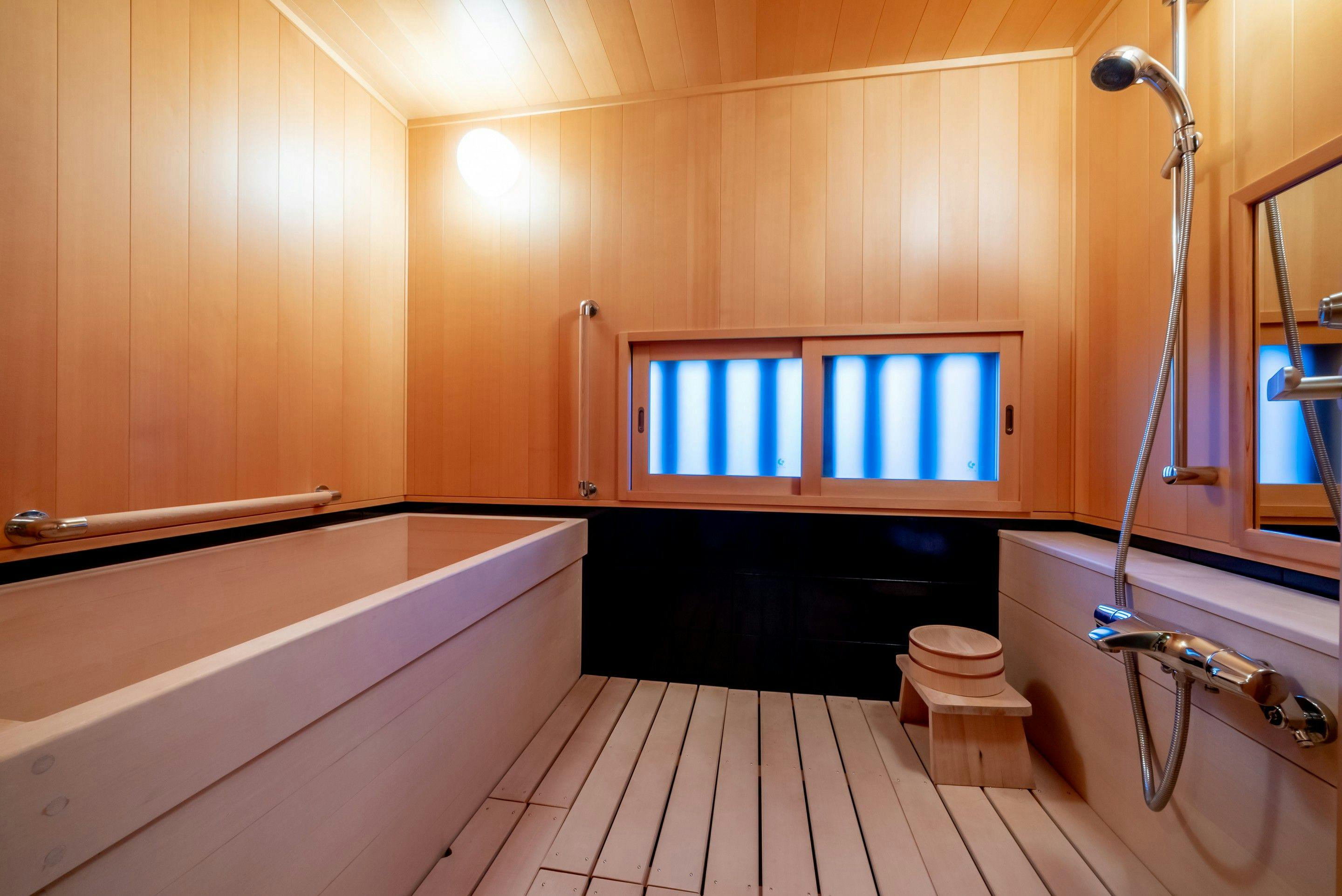 ２階寝室１（ヒノキ風呂）