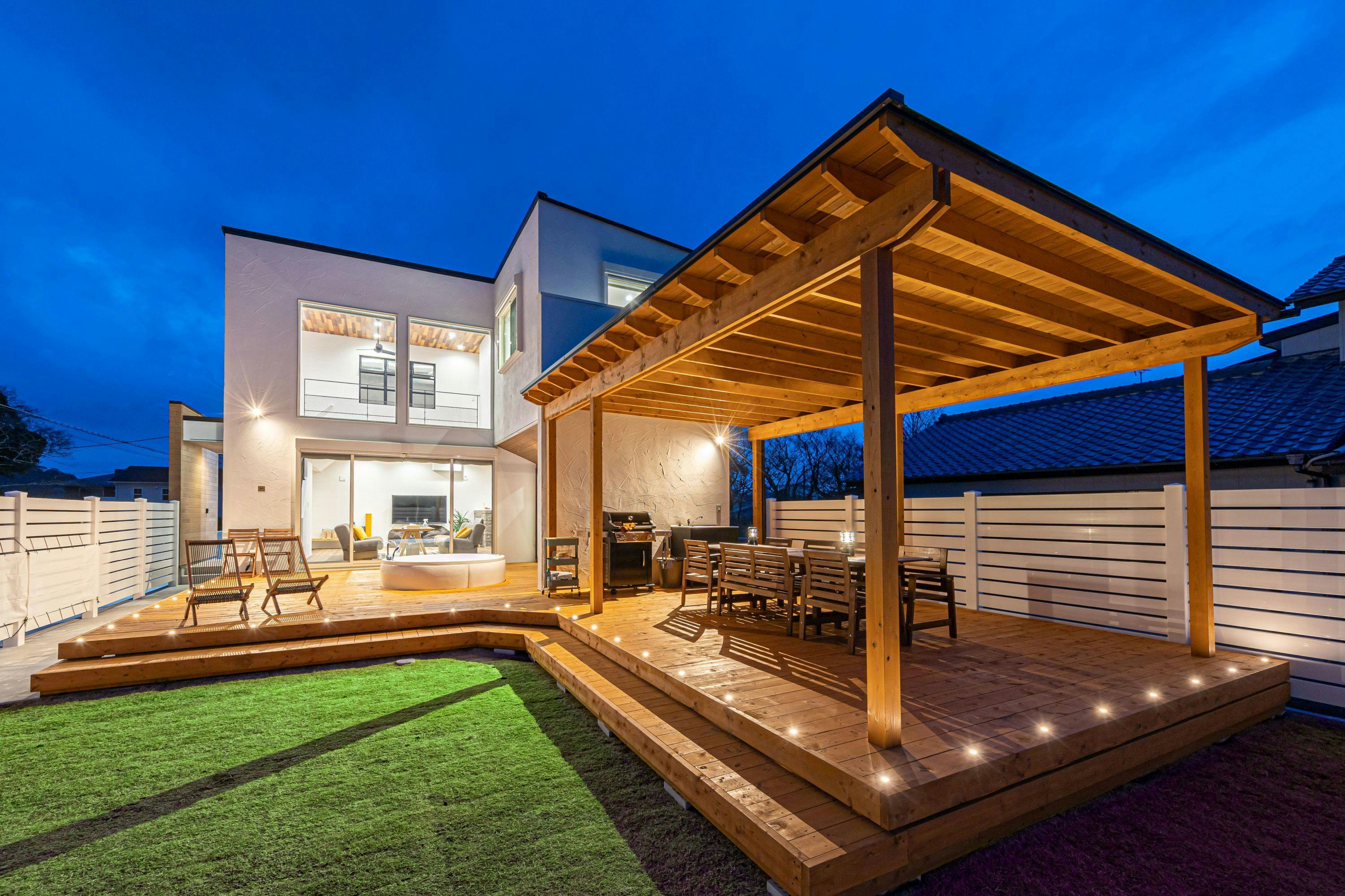 BBQスペースのデッキ＆屋根付パーゴラ