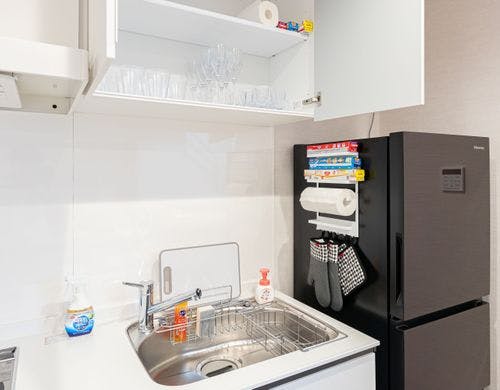 冷蔵庫横にキッチン用の消耗品があります。