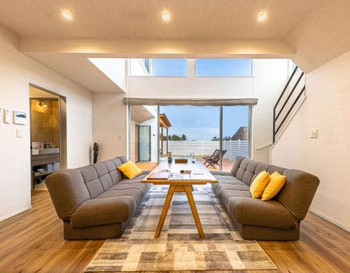 東面は大型窓&吹き抜けのリビングです。