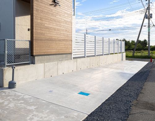 施設前の駐車場（3台駐車可）