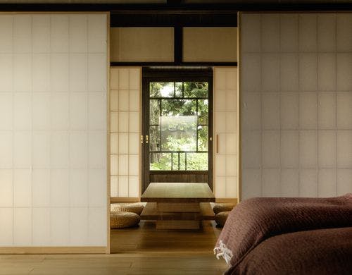 壱ノ庵の寝室からラウンジを見通す