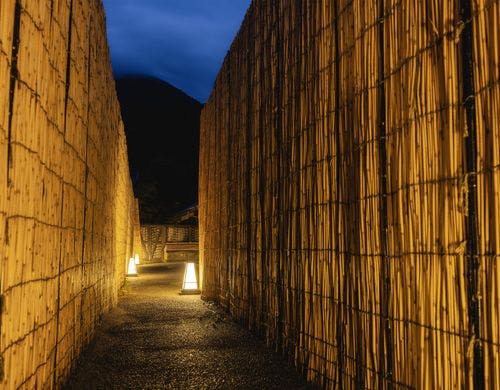 本庵と離れをつなぐよしず塀