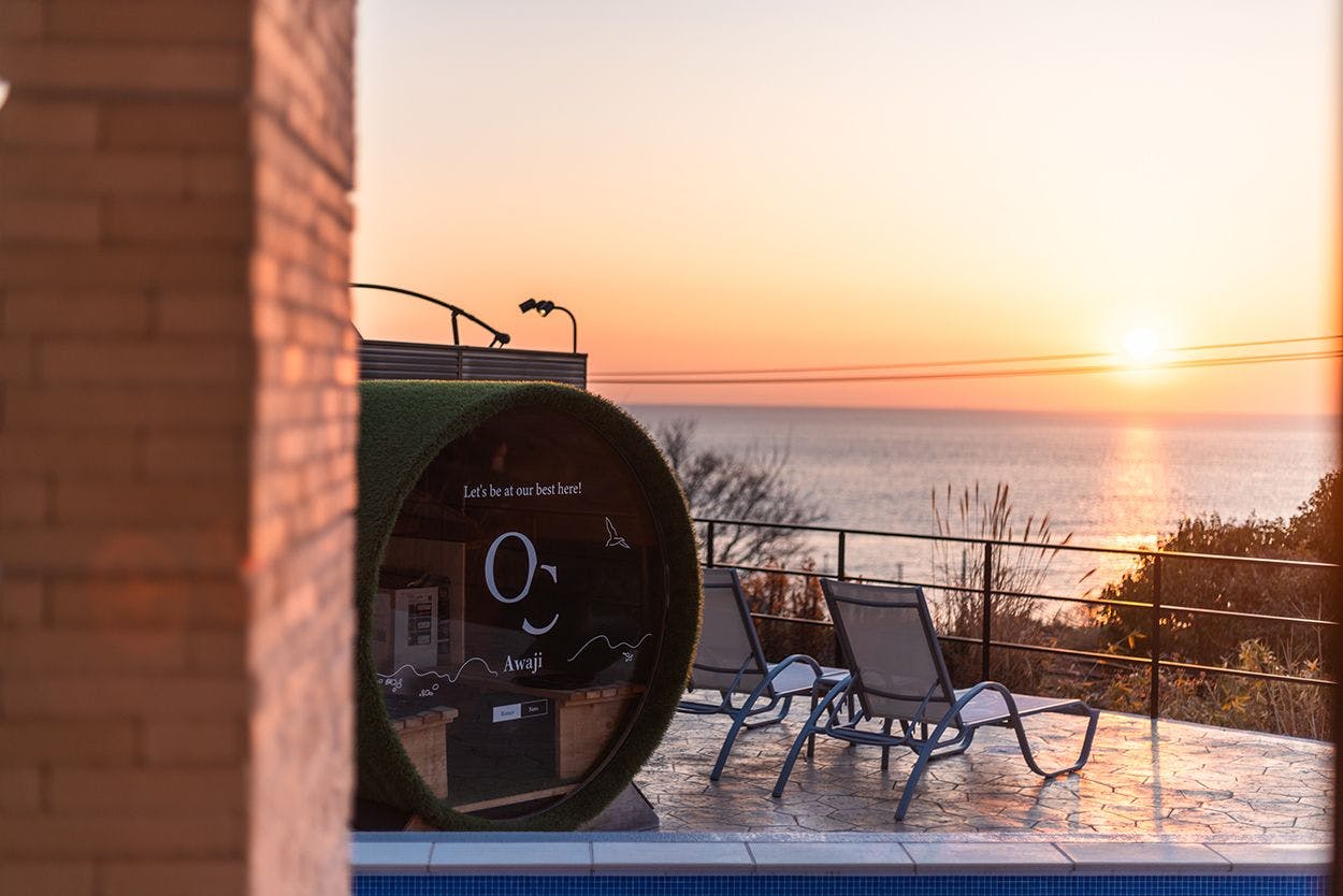 Bianco의 테라스에서 아름다운 아침 해를 볼 수 있습니다.