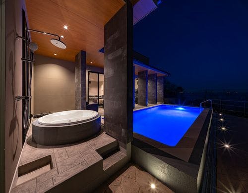 Nero夜のジャグジーとプール