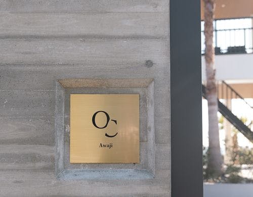 ゲート横に真鍮のプレート表札があります