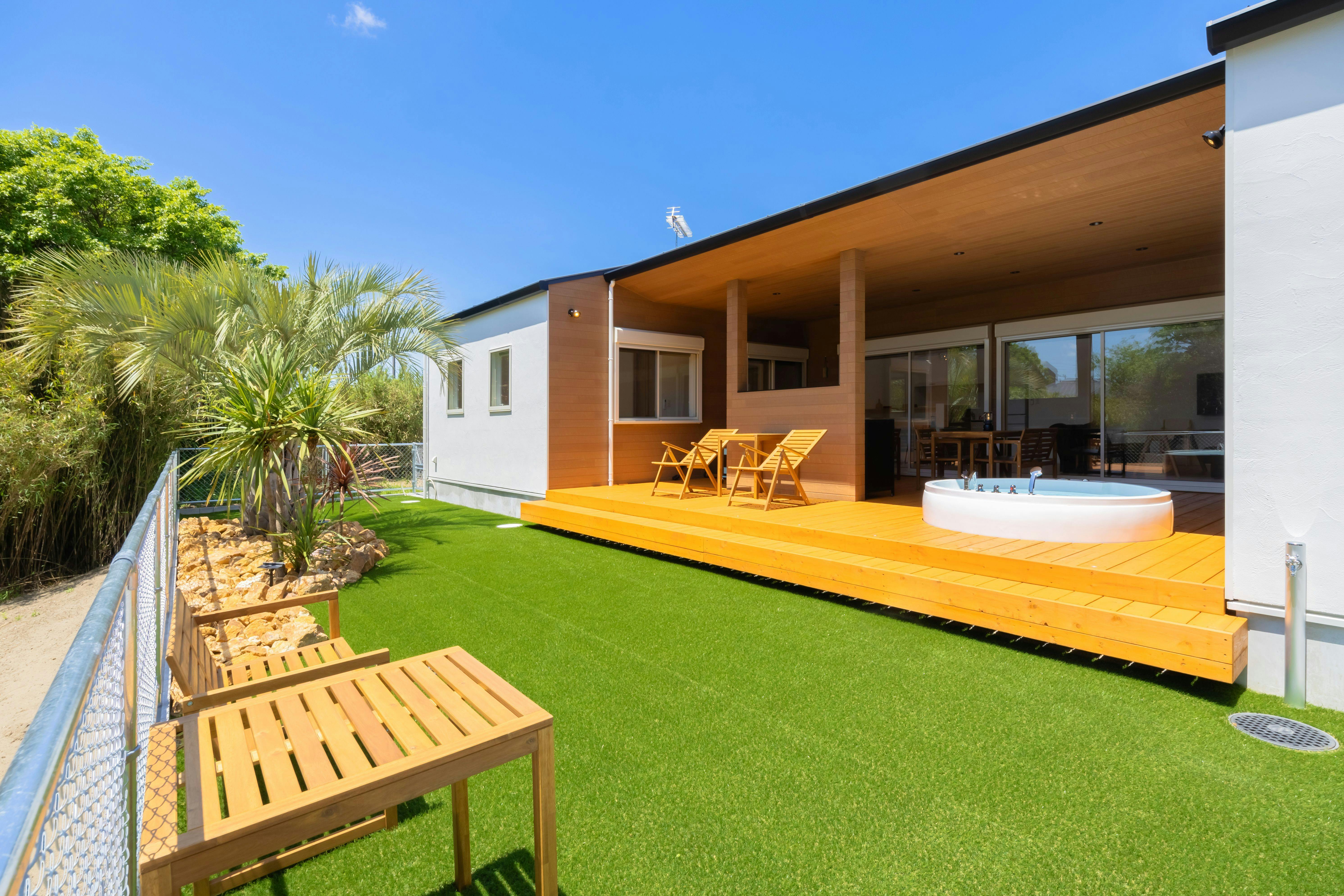 ด้านทิศใต้มีแสงแดดส่องถึงดีและสามารถสัมผัสแสงแดดที่ลอดผ่านใบไม้ได้