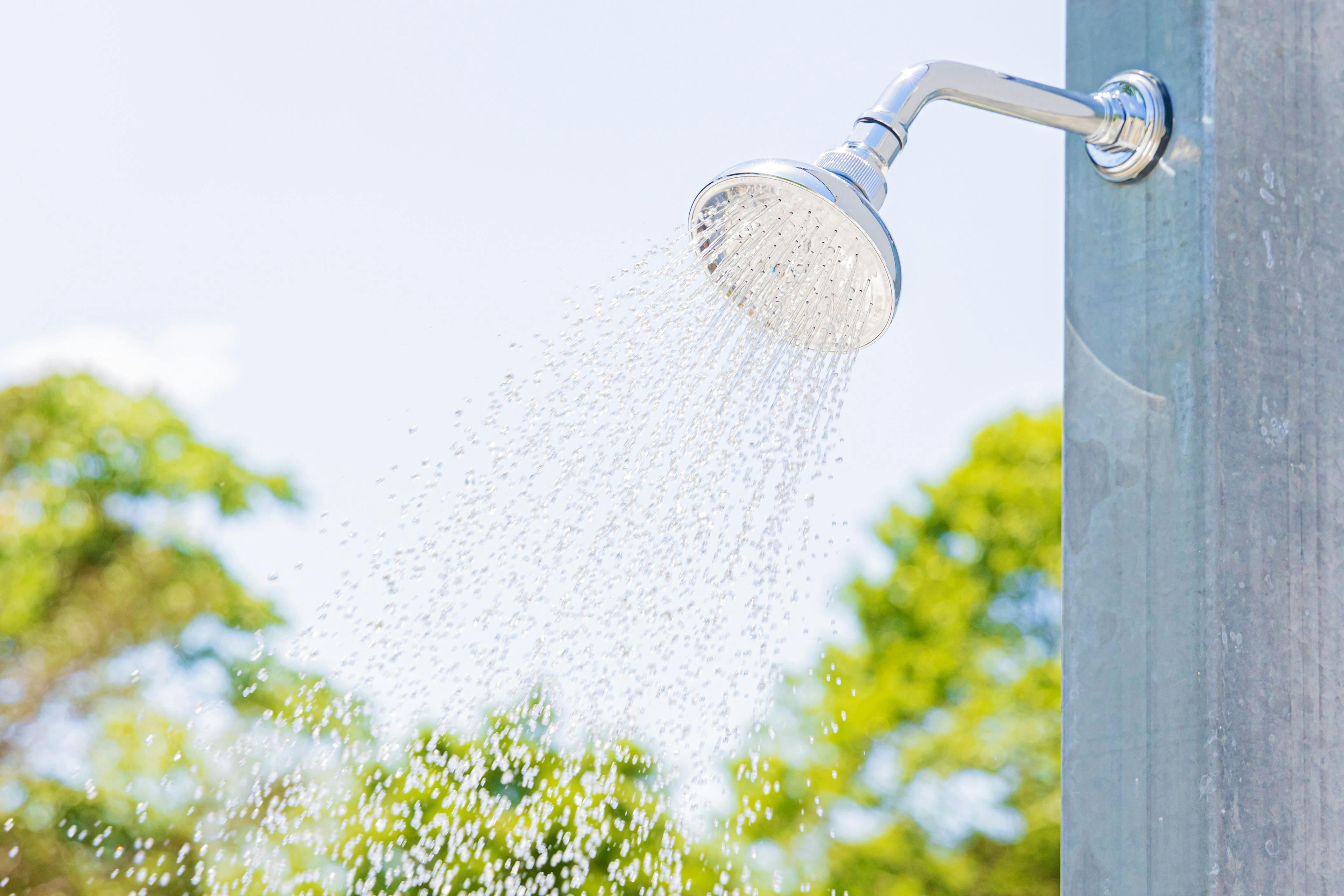 มีการติดตั้งฝักบัวน้ำอุ่นกลางแจ้ง