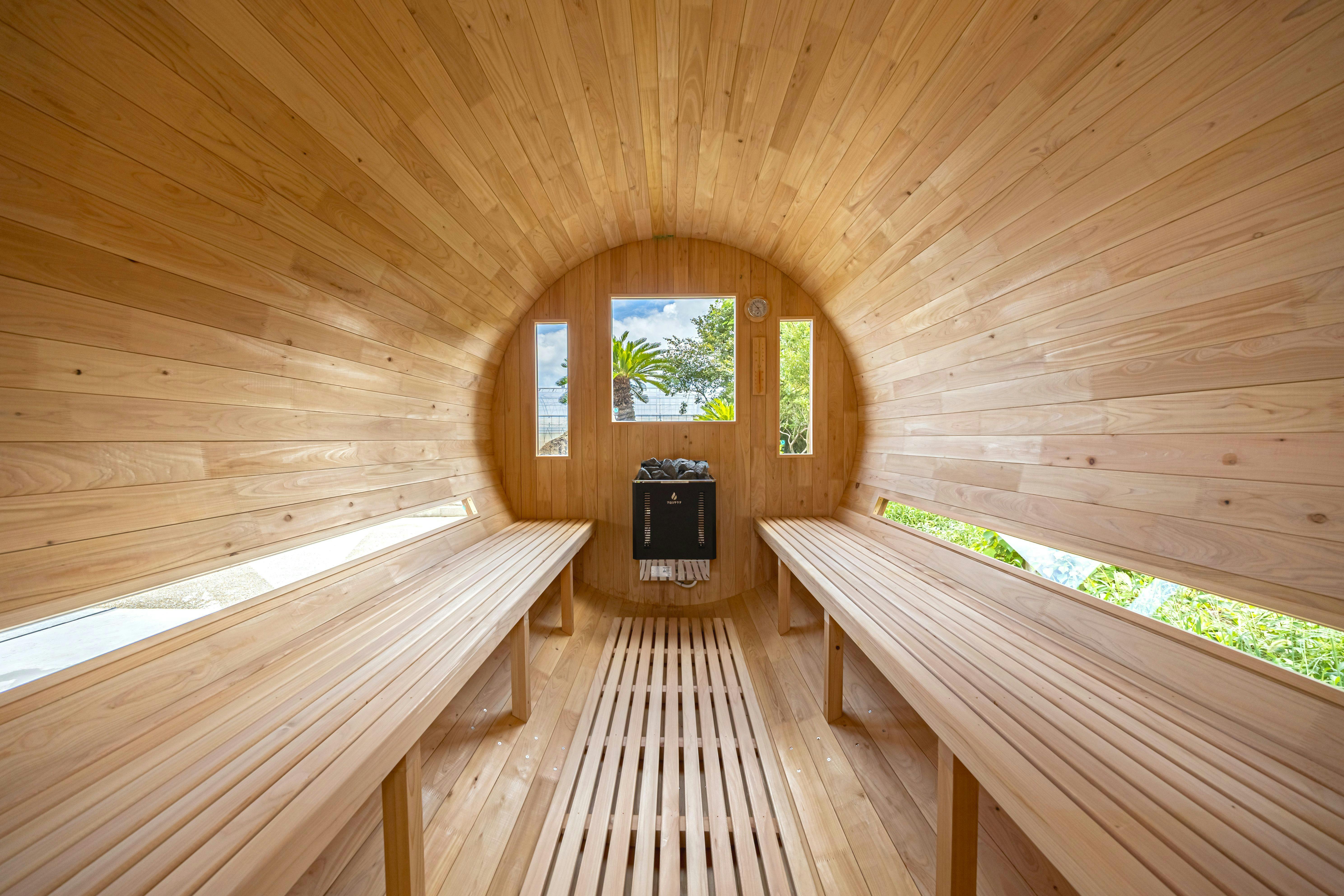 8名様が同時利用可能な空間と外が望めます