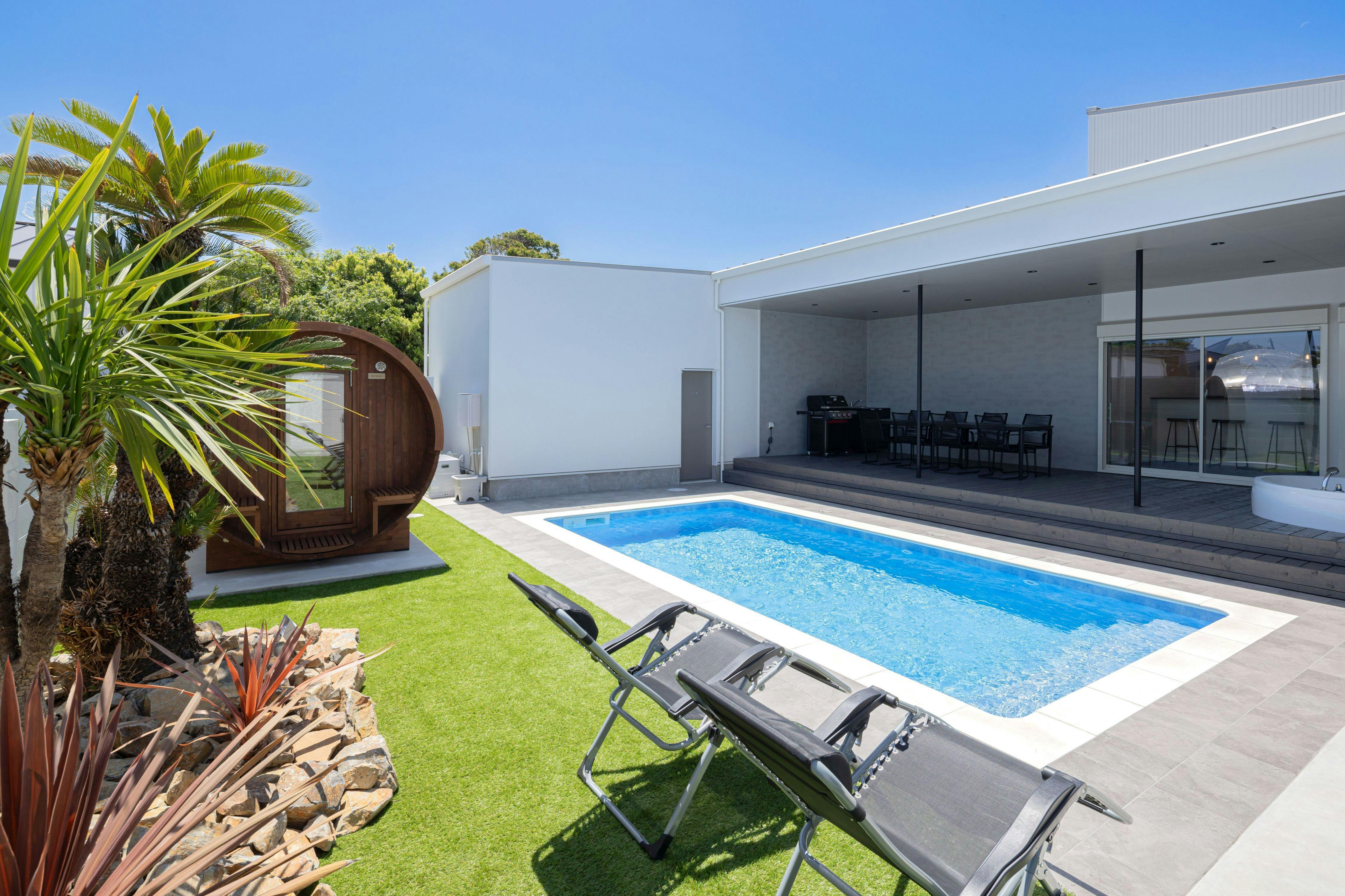 POOL & SAUNA VILLA 6885｜プールサイド