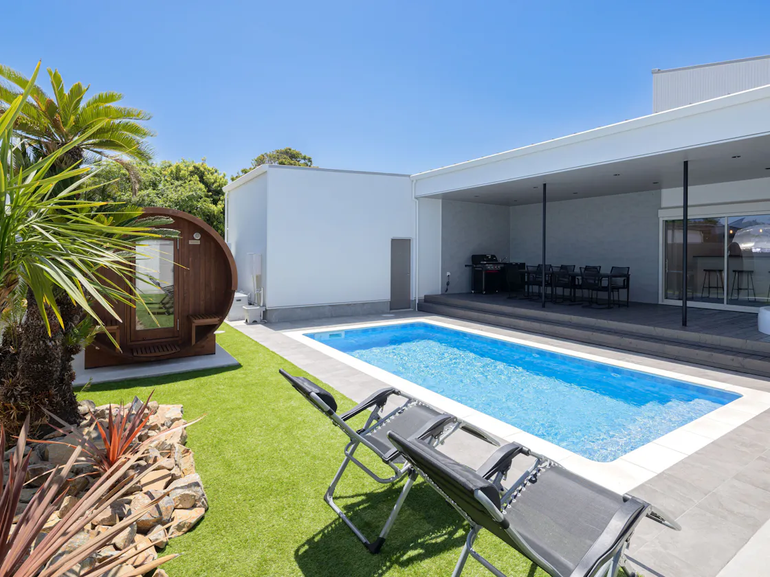 POOL & SAUNA VILLA 6885|プールサイド