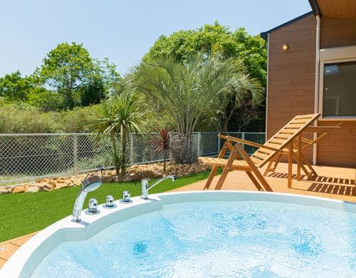 専用庭をフェンスで囲みヤシの木があります