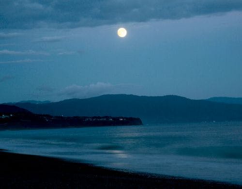 芸西村琴ヶ浜からの月