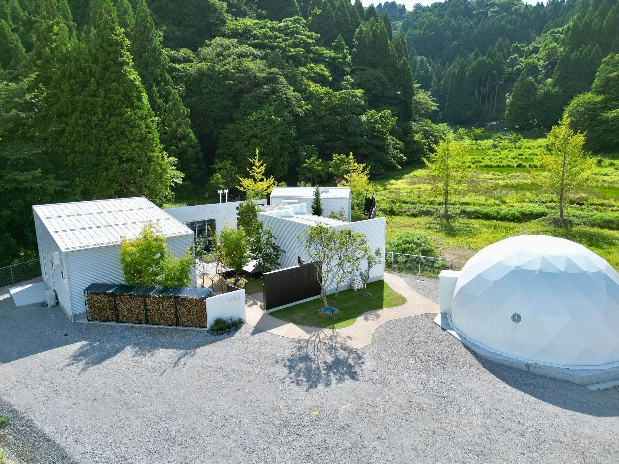 มุมมองภายนอกทั้งหมดของสิ่งอำนวยความสะดวก