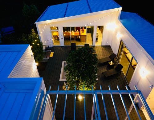 夜間のウッドデッキ