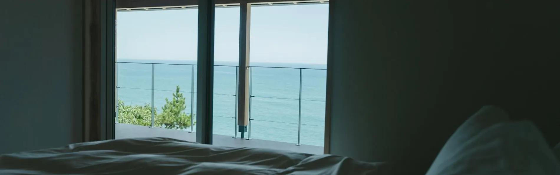 琴ヶ浜の渚