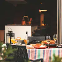 テラスで美味しい食事を愉しむ休日