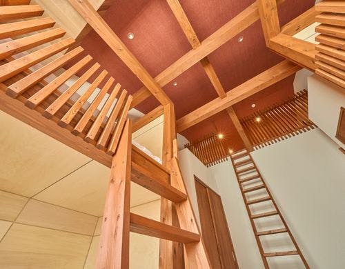 高い天井の上にはロフトを設置