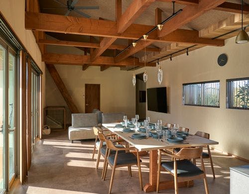 陽光降り注ぐダイニングスペース