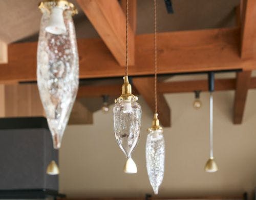 ダイニングの印象的なライト