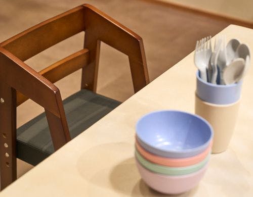 子供用の椅子と食器あります