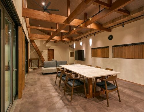 夜のダイニングスペース。