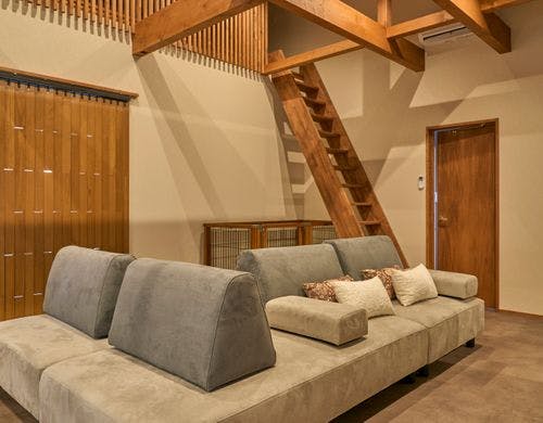 リビング天井に続く階段を登ると・・・