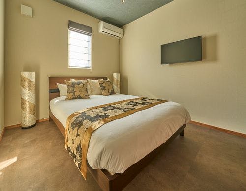 寝室内に壁掛けTVもあり