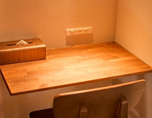 各部屋にデスク&チェアを設けました。