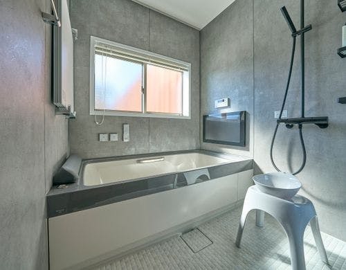 テレビも見れるバスタブのある浴室浴室