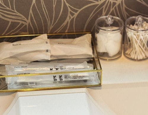 歯ブラシ、髭剃り、コットン、綿棒