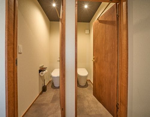 ヴィラ内に個室トイレを3つご用意。