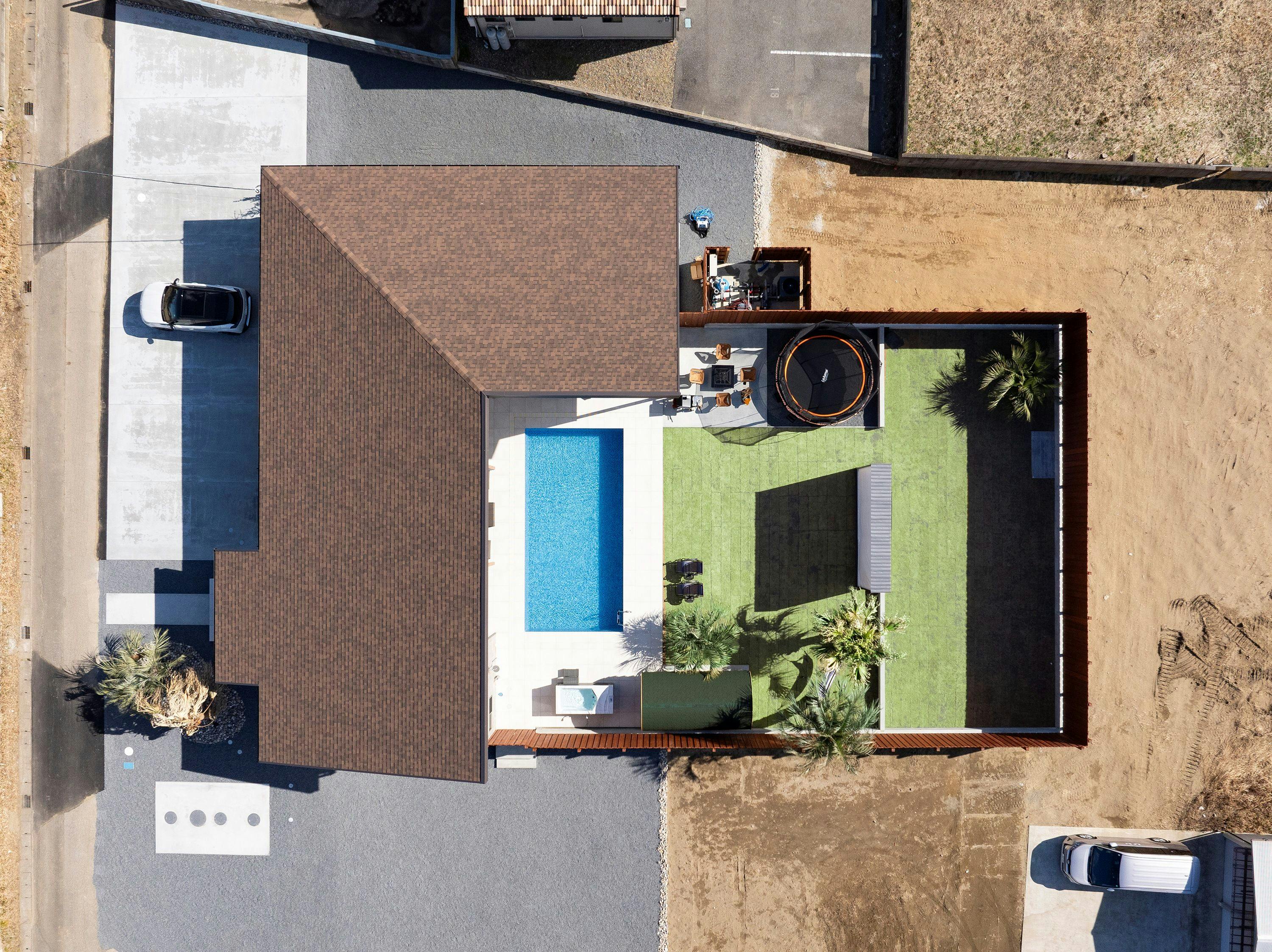 大きなプールと天然芝のお庭を完全貸切