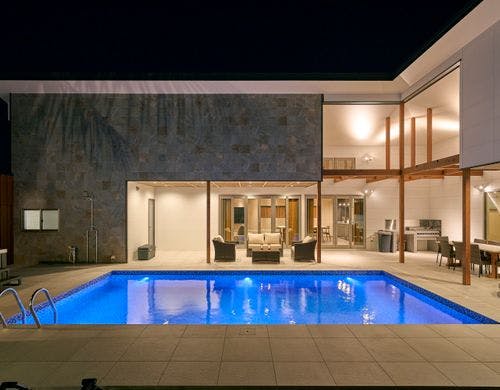 ライトアップされたプールが美しい