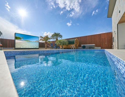 広いテラスとプールサイド