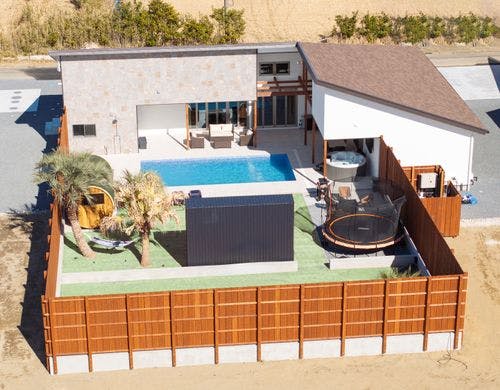 敷地全体が高い塀で囲われプライバシー確保