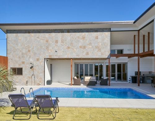 ヴィラ外観とガーデン&テラス