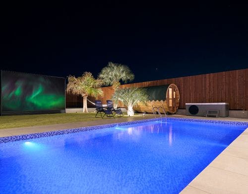 夜、ライトアップされたプール